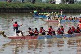  Sejumlah peserta memacu kecepatan perahu saat mengikuti lomba Perahu Naga Jakarta Open, di Kanal Banjir Timur, kawasan Marunda, Jakarta, Minggu (29/4/2018). Kegiatan yang diikuti 28 tim dari tingkat pelajar SMP, SMA dan Komunitas tersebut guna menjaring atlet muda potensial. (ANTARA FOTO/Risky Andrianto)