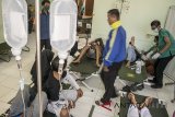 Korban minuman keras (miras) oplosan mendapat perawatan lanjutan oleh petugas di Instalasi Gawat Darurat (IGD) di RSUD Cicalengka, Kabupaten Bandung, Jawa Barat, Selasa (10/4). Hingga saat ini total 103 korban miras oplosan masuk RSUD Cicalengka dengan 29 korban dirawat di IGD, 19 korban rawat inap, 31 korban meninggal dan sisanya telah dibawa pulang oleh keluarga. ANTARA JABAR/Novrian Arbi/agr/18