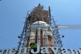 Pekerja melakukan perawatan bagian Monumen Jayandaru yang rusak di Alun Alun Sidoarjo, Jawa Timur, Selasa (10/4). Selain untuk mempercantik, Monumen Jayandaru dengan patung udang dan bandeng tersebut menggambarkan tentang ikon produk dari Sidoarjo yakni krupuk udang dan hasil bandeng. Antara Jatim/Umarul Faruq/zk/18