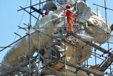 Pekerja melakukan perawatan bagian Monumen Jayandaru yang rusak di Alun Alun Sidoarjo, Jawa Timur, Selasa (10/4). Selain untuk mempercantik, Monumen Jayandaru dengan patung udang dan bandeng tersebut menggambarkan tentang ikon produk dari Sidoarjo yakni krupuk udang dan hasil bandeng. Antara Jatim/Umarul Faruq/zk/18