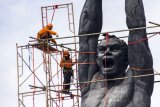 Pekerja melakukan perawatan patung Pemuda Membangun di Jakarta, Sabtu (28/4/2018). Perawatan tersebut dilakukan agar patung yang menjadi salah satu ikon kota Jakarta itu tetap bersih, terjaga dan terpelihara dari kerusakan yang disebabkan polutan serta cuaca. (ANTARA /Galih Pradipta)