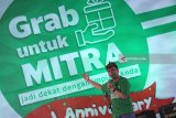 Managing Director Grab Indonesia Ridzki Kramadibrata memberikan sambutan saat perayaan HUT ke-3 Grab di Surabaya, Jawa Timur, Rabu (4/4). Acara bertajuk Momen Apresiasi Mitra Surabaya yang dihadiri ratusan mitra pengemudi Grab tersebut merupakan wujud apresiasi atas kerja keras dan kontribusi mitra pengemudi Grab. Antara Jatim/Didik Suhartono/zk/18