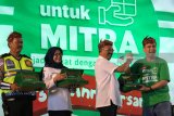 Managing Director Grab Indonesia Ridzki Kramadibrata (kanan) memberikan cinderamata kepada Ketua DPRD kota Surabaya Armuji (kedua kanan) saat perayaan HUT ke-3 Grab di Surabaya, Jawa Timur, Rabu (4/4). Acara bertajuk Momen Apresiasi Mitra Surabaya yang dihadiri ratusan mitra pengemudi Grab tersebut merupakan wujud apresiasi atas kerja keras dan kontribusi mitra pengemudi Grab. Antara Jatim/Didik Suhartono/zk/18