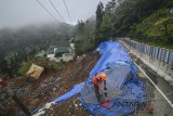 Pekerja membuat bronjong saat melakukan perbaikan tebing pasca longsor di Ciloto, Kabupaten Cianjur, Jawa Barat, Minggu (8/4). Kementerian Pekerjaan Umum dan Perumahan Rakyat (PUPR) menargetkan perbaikan jalur puncak di Ciloto yang sempat longsor dengan panjang 150 meter tersebut akan rampung sebelum arus mudik pada Juni mendatang. ANTARA JABAR/Raisan Al Farisi/agr/18