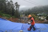 Pekerja membuat bronjong saat melakukan perbaikan tebing pasca longsor di Ciloto, Kabupaten Cianjur, Jawa Barat, Minggu (8/4). Kementerian Pekerjaan Umum dan Perumahan Rakyat (PUPR) menargetkan perbaikan jalur puncak di Ciloto yang sempat longsor dengan panjang 150 meter tersebut akan rampung sebelum arus mudik pada Juni mendatang. ANTARA JABAR/Raisan Al Farisi/agr/18