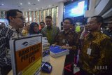 Kepala Otoritas Jasa Keuangan (OJK) Regional Jawa Barat Sarwono (kedua kanan) mengunjungi stand industri Bank Syariah saat Perbankan Syariah Expo di Bandung, Jawa Barat, Jumat (20/4). Perbankan syariah expo yang diikuti oleh 20 industri perbankan syariah tersebut ditujukan untuk memperluas jaringan nasabah baru guna meningkatkan market share yang ditargetkan sebanyak 3.000 account baru. ANTARA JABAR/Raisan Al Farisi/agr/18