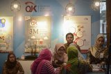 Pekerja menawarkan jasa keuangan syariah saat acara Perbankan Syariah Expo di Bandung, Jawa Barat, Jumat (20/4). Perbankan syariah expo yang diikuti oleh 20 industri perbankan syariah tersebut ditujukan untuk memperluas jaringan nasabah baru guna meningkatkan market share yang ditargetkan sebanyak 3.000 account baru. ANTARA JABAR/Raisan Al Farisi/agr/18