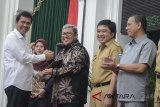 Menteri Pemberdayaan Aparatur Negara, Reformasi dan Birokrasi (Menpan RB) Asman Abnur (kiri) bersalaman dengan Gubernur Jawa Barat Ahmad Heryawan (ketiga kanan) saat acara percepatan reformasi birokrasi di Aula Barat Gedung Sate, Bandung, Jawa Barat, Selasa (3/4). Percepatan reformasi birokrasi yang digalakan oleh Kemenpan RB tersebut merupkan langkah dalam mencegah program atau kegiatan siluman. ANTARA JABAR/Raisan Al Farisi/agr/18