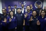 Ketua Umum Partai Nasdem Surya Paloh (kedua kanan), Sekjen Partai Nasdem Johnny Plate (kedua kiri), Ketua Badan Pemenangan Pemilu (Bappilu) DPP Partai Nasdem Effendy Choirie (kiri) dan Ketua DPW Partai Nasdem Jawa Timur Rendra Kresna (kanan) menyanyikan Mars Partai Nasdem disela acara peresmian gedung dan pengukuhan Bappilu DPW Partai Nasdem Jatim di Surabaya, Jawa Timur, Minggu (8/4). Peresmian gedung dan pengukuhan anggota Bappilu Partai Nasdem tersebut guna merealisasikan target memenangkan Partai Nasdem di Jawa Timur pada pemilu yang akan datang. Antara Jatim/Moch Asim/zk/18