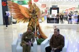 Bupati Jember Faida (kiri), Pendiri Lippo Group Mochtar Riady (kanan), saat meresmikan Superblok Rumah Sakit Siloam dan Lippo Plaza Jember, Jawa Timur, Kamis (26/4). Superblok kedua bangunan tersebut didirikan di tanah seluas 119.161 meter persegi dengan total investasi senilai Rp 1 triliun dengan fasilitas modern bertaraf internasional, seperti layanan kesehatan, fasilitas pendidikan sekolah, pusat perbelanjaan, dan fasilitas hotel berbintang. Antara Jatim/Seno/zk/18.