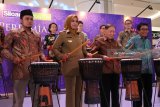 Bupati Jember Faida (kedua kiri), Wakil Bupati Jember A. Muqit Arief (kanan), Pendiri Lippo Group Mochtar Riady (kedua kanan), Wakil Ketua DPRD Jember Ayub Junaedi (kiri), menabuh alat musik tradisional jimber saat meresmikan Superblok Rumah Sakit Siloam dan Lippo Plaza Jember, Jawa Timur, Kamis (26/4). Superblok kedua bangunan tersebut didirikan di tanah seluas 119.161 meter persegi dengan total investasi senilai Rp 1 triliun dengan fasilitas modern bertaraf internasional, seperti layanan kesehatan, fasilitas pendidikan sekolah, pusat perbelanjaan, dan fasilitas hotel berbintang. Antara Jatim/Seno/zk/18.