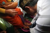 Seorang anak binaan Lembaga Pembinaan Khusus Anak (LPKA) Kelas I Blitar membasuh kaki orang tuanya saat Family Society Gathering di LPKA Kelas I Blitar, Jawa Timur, Selasa (17/4). Selain dalam rangka peringatan Hari Bhakti Pemasyarakatan ke 54, Kegiatan yang diikuti sebanyak 188 anak binaan tersebut juga bertujuan untuk membina dan merehabilitasi mental anak binaan .Antara Jatim/Irfan Anshori/zk/18