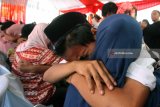 Seorang anak binaan Lembaga Pembinaan Khusus Anak (LPKA) Kelas I Blitar menangis sambil memeluk orang tuanya saat Family Society Gathering di LPKA Kelas I Blitar, Jawa Timur, Selasa (17/4). Selain dalam rangka peringatan Hari Bhakti Pemasyarakatan ke 54, Kegiatan yang diikuti sebanyak 188 anak binaan tersebut juga bertujuan untuk membina dan merehabilitasi mental anak binaan .Antara Jatim/Irfan Anshori/zk/18