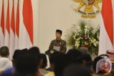 Presiden Joko Widodo menyampaikan sambutan pada acara Peringatan Isra Miraj Nabi Muhammad SAW Tahun 1439 H di Istana Bogor, Jawa Barat, Selasa (10/4/2018). Kegiatan yang dihadiri menteri kabinet kerja, duta besar negara sahabat, anak yatim serta tamu undangan tersebut presiden meminta mengajak peristiwa Isra Miraj dimaknai sebagai perubahan ke arah yang lebih baik. (ANTARA/Wahyu Putro A)