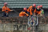 Petugas Badan Penanggulangan Bencana Daerah (BPBD) mengevakuasi korban bencana di bangunan bertingkat gedung Islamic center pada simulasi vertical rescue di Bolenglang, Kabupaten Ciasmis, Jawa Barat, Kamis (25/4). Simulasi yang digelar oleh BPBD Kabupaten Ciamis, bekerjasama dengan relawan Tim SAR, PMI dan Baznas memperingati hari kesiapsiagaan bencana Nasional untuk melatih kesiapan menghadapi kondisi bencana di gedung bertingkat atau dalam medan yang sulit. ANTARA JABAR/Adeng Bustomi/agr/18