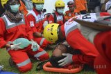 Petugas Badan Penanggulangan Bencana Daerah (BPBD) mengevakuasi korban bencana di bangunan bertingkat gedung Islamic center pada simulasi vertical rescue di Bolenglang, Kabupaten Ciasmis, Jawa Barat, Kamis (25/4). Simulasi yang digelar oleh BPBD Kabupaten Ciamis, bekerjasama dengan relawan Tim SAR, PMI dan Baznas memperingati hari kesiapsiagaan bencana Nasional untuk melatih kesiapan menghadapi kondisi bencana di gedung bertingkat atau dalam medan yang sulit. ANTARA JABAR/Adeng Bustomi/agr/18