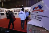 Medan (Antaranews Sumut) - Ketua Komite II DPD Parlindungan Purba memberikan keterangannya kepada para pengusaha yang tergabung dalam Asosiasi Perusahaan Pameran Indonesia (Asperapi) Sumut di Medan, Sumatera Utara, Selasa (24/4). Asperapi yang memiliki mulai dari sektor penyelenggara, pengangkutan, stand kontraktor, kepemilikan venue hingga pemasok ini diharapkan dapat menggenjot industri pameran yang bertujuan mendorong peningkatan jumlah kunjungan wisatawan melalui penyelenggaraan berbagai kegiatan baik nasional maupun internasional. Septianda Perdana