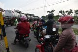 Pengendara menunggu Kereta Api (KA) lewat ketika akan melintasi perlintasan KA tak terjaga palang pintu di Wonoasri, Kabupaten Madiun, Jawa Timur, Kamis (12/4). Menurut data Kementerian Perhubungan, hingga saat ini masih terdapat 4.600 perlintasan tak terjaga palang pintu, atau sekitar 80 persen dari seluruh perlintasan di Indonesia sebanyak 5.800 perlintasan. Antara Jatim/Foto/Siswowidodo/zk/18