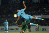 Pesepak bola Persela Lamongan Arif Satria (kanan) berebut bola dengan pesepak bola PSMS Medan N'guessan Kissito Wilfreid Yessoh (kiri) dalam lanjutan pertandingan Liga-1 Go-Jek di Stadion Surajaya Lamongan, Jawa Timur, Minggu (29/4). Persela Lamongan menang atas PSMS Medan dengan skor 4-1. Antara jatim/M Risyal Hidayat/zk/18