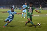 Pesepak bola Persela Lamongan Diego Assis Figueiredo (kiri) berebut bola dengan pesepak bola PSMS Medan Muhamad Roby (kanan) dalam lanjutan pertandingan Liga-1 Go-Jek di Stadion Surajaya Lamongan, Jawa Timur, Minggu (29/4). Persela Lamongan menang atas PSMS Medan dengan skor 4-1. Antara Jatim/M Risyal Hidayat/zk/18