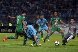 Pesepak bola Persela Lamongan Shohei Matsunaga (kedua kiri) berusaha menendang bola dihadang penjaga gawang PSMS Medan Dhika Bayangkara (kanan) dalam lanjutan pertandingan Liga-1 Go-Jek di Stadion Surajaya Lamongan, Jawa Timur, Minggu (29/4). Persela Lamongan menang atas PSMS Medan dengan skor 4-1. Antara jatim/M Risyal Hidayat/zk/18