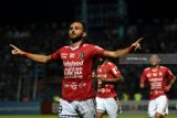 Pesepak bola Bali United Ilija Spasojevic melakukan selebrasi usai mencetak gol kegawang Persela Lamongan dalam Liga 1 Go-Jek di Stadion Surajaya Lamongan Jawa Timur, Senin (16/4). Persela Lamongan ditahan imbang Bali United dengan skor 1-1. Antara Jatim/M Risyal Hidayat/zk/18