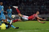 Pesepak bola Bali United Ilija Spasojevic terpental usai bertabrakan dengan pesepak bola Persela Lamongan dalam Liga 1 Go-Jek di Stadion Surajaya Lamongan Jawa Timur, Senin (16/4). Persela Lamongan ditahan imbang Bali United dengan skor 1-1. Antara Jatim/M Risyal Hidayat/zk/18