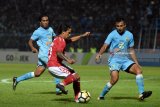 Pesepak bola Persela Lamongan Arif Satria (kanan) dan Samsul Arifin (kiri) menghadang laju dari pesepak bola Bali United Irfan Bachdim (tengah) dalam Liga 1 Go-Jek di Stadion Surajaya Lamongan Jawa Timur, Senin (16/4). Persela Lamongan ditahan imbang Bali United dengan skor 1-1. Antara Jatim/M Risyal Hidayat/zk/18