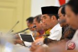  Presiden Joko Widodo (ketiga kanan) memimpin rapat kerja persiapan Asian Games XVIII di Istana Bogor, Jawa Barat, Rabu (18/4/2018). Ratas tersebut untuk membahas detail persiapan serta meminta promosi perhelatan Asian Games lebih digencarkan untuk menyukseskan pesta olah raga empat tahunan tersebut. (ANTARA FOTO/Wahyu Putro A)
