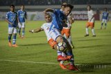 Pesepakbola Borneo FC Titus Bonai berusaha merebut bola dari pesepakbola Persib Bandung Jonathan Bauman saat menjalani laga lanjutan Go-jek Liga 1 antara Persib Bandung melawan Borneo FC di Stadion Gelora Bandung Lautan Api (GBLA), Bandung, Jawa Barat, Sabtu (21/4). Dalam laga tersebut, Persib Bandung berhasil mengalahkan Borneo FC dengan Skor 3-1. ANTARA JABAR/Raisan Al Farisi/agr/18