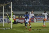 Pesepakbola Persib Bandung Ezechiel Ndouasel mencetak gol ke gawang Borneo FC saat menjalani laga lanjutan Go-jek Liga 1 antara Persib Bandung melawan Borneo FC di Stadion Gelora Bandung Lautan Api (GBLA), Bandung, Jawa Barat, Sabtu (21/4). Dalam laga tersebut, Persib Bandung berhasil mengalahkan Borneo FC dengan Skor 3-1. ANTARA JABAR/Raisan Al Farisi/agr/18