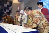 Menristek Dikti Mohammad Nasir (kanan) menandatangani nota kesepahaman dengan sejumlah Rektor Perguruan Tinggi Negeri disela-sela Pertemuan Perguruan Tinggi Negeri Badan Hukum (PTN-BH) 2018 di Gedung Pusat Riset Institut Teknologi Sepuluh November (ITS) Surabaya, Jawa Timur, Rabu (4/4). Pertemuan tersebut bertemakan Akselerasi Otonomi PTN-BH dalam Kerangka Negara Kesatuan Republik Indonesia, dengan diikuti oleh 11 Rektor Perguruan Tinggi dengan menyepakati langkah sinergis untuk pembangunan nasional. Antara Jatim/M Risyal Hidayat/zk/18