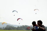 Sejumlah anak melihat atraksi Udara motor layang yang dilakukan oleh TNI AU  di Pangkalan Udara Atang Sendjaja, Bogor, Jawa Barat,  Sabtu (21/4). Atraksi udara tersebut merupakan rangkaian HUT TNI AU ke-72. ANTARA JABAR/Yulius Satria Wijaya/agr/18.