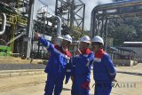 PTH Dirut PT. Pertamina Geothermal Energy (PGE) Ali Mundakir (tengah), didampingi Dir. Ekplorasi dan Pengembangan PGE Khaerul Rozaq (kiri) dan Area Manager Karaha Mawardi Agani (kanan) meninjau Proyek Pembangkit Listik Panas Bumi (PLTP) Karaha Unit I di Kadipaten Tasikmalaya, Jawa Barat, Senin (30/4). PLTP Karaha Unit I kapasitas 30MW telah beroperasi secara komersil pada 6 April 2018, dan menerangi 33 ribu rumah di Tasikmalaya dan sekitarnya. Realisasi program 35.000 MW yang dicanangkan pemerintah, akan meningkatkan sistem transmisi Jawa-Bali dengan tambahan suplai listrik sebesar 227 gigawatt hour (GWh) per tahun, dengan nilai total investasi PLTP Karaha Unit I mendekati 200 juta US Dolar. ANTARA JABAR/Adeng Bustomi/agr/18
