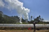 Petugas memeriksa pipa Proyek Pembangkit Listik Panas Bumi (PLTP) Karaha Unit I PT. Pertamina Geothermal Energy (PGE) di Kadipaten Tasikmalaya, Jawa Barat, Senin (30/4). PLTP Karaha Unit I kapasitas 30MW telah beroperasi secara komersil pada 6 April 2018, dan menerangi 33 ribu rumah di Tasikmalaya dan sekitarnya. Realisasi program 35.000 MW yang dicanangkan pemerintah, akan meningkatkan sistem transmisi Jawa-Bali dengan tambahan suplai listrik sebesar 227 gigawatt hour (GWh) per tahun, dengan nilai total investasi PLTP Karaha Unit I mendekati 200 juta US Dolar. ANTARA JABAR/Adeng Bustomi/agr/18
