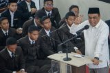 Wakapolri Komjen Pol Syafruddin berdialog dengan santri saat kunjungan kerja di Pondok Modern Tazakka, Kabupaten Batang, Jawa Tengah, Selasa (17/4). Wakapolri mengatakan Polri berencana akan membuka pendaftaran Polisi Santri lulusan pesantren untuk menjadi calon polisi baik dari jalur Akademi Kepolisian maupun Bintara dengan terdapat kemudahan saat pendaftaran.  (ANTARA FOTO/Harviyan Perdana Putra)