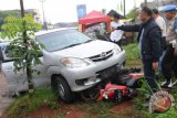 Petugas kepolisian memeriksa mobil yang digunakan untuk merampok setelah berhasil dilumpuhkan oleh polisi di Pamulang, Tangerang Selatan, Banten, Selasa (24/4/2018). Kepolisian Sektor Pamulang menggagalkan perampokan salah satu Bank Perkeriditan Rakyat (BPR) dan menembak mati dua pelaku perampokan yang melakukan perlawanan. (ANTARA FOTO/Muhammad Iqbal) 