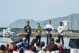 Presiden Joko Widodo (kedua kanan) berdialog dengan nelayan Pangandaran pada peresmian Keramba Jaring Apung atau offshore di Pelabuhan Pendaratan Ikan (PPI) Cikidang, Babakan, Kabupaten Pangandaran, Jawa Barat, Selasa, (24/4). Dalam sambutannya Jokowi menjelaskan dua per tiga atau 70 persen wilayah Indonesia adalah perairan, sehingga dengan adanya terobosan keramba jaring apung bisa menambah hasil budi daya ikan. ANTARA JABAR/Adeng Bustomi/agr/18