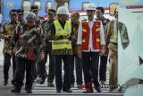 Presiden Joko Widodo (ketiga kanan) bersama Menteri Perhubungan Budi Karya Sumadi (kelima kanan), Kepala Staf Kepresidenan Jenderal Purn TNI Moeldoko (kiri) dan Gubernur Jawa Barat Ahmad Heryawan (ketiga kiri) tiba untuk meninjau Bandara Internasional Jawa Barat (BIJB) di Kertajati, Majalengka, Jawa Barat, Selasa (17/4). Dalam peninjauannya, Presiden Jokowi memastikan Bandara yang rencananya akan digunakan untuk pemberangkatan jamaah haji 2018 tersebut siap beroprasi pada Mei mendatang. ANTARA JABAR/Raisan Al Farisi/agr/18