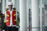 Presiden Joko Widodo meninjau Bandara Internasional Jawa Barat (BIJB) di Kertajati, Majalengka, Jawa Barat, Selasa (17/4). Dalam peninjauannya, Presiden Jokowi memastikan Bandara yang rencananya akan digunakan untuk pemberangkatan jamaah haji 2018 tersebut siap beroprasi pada Mei mendatang. ANTARA JABAR/Raisan Al Farisi/agr/18