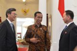 Presiden Joko Widodo (tengah) berbincang dengan Duta Besar Korea Selatan untuk Indonesia Kim Chang Beom (kiri) dan Duta Besar Korea Utara untuk Indonesia An Kwang Il seusai pertemuan di Istana Merdeka, Jakarta, Senin (30/4/2018). Presiden Joko Widodo mengapresiasi pertemuan antara Presiden Korea Selatan Moon Jae-in dengan Presiden Korea Utara Kim Jong-Un yang berdampak baik bagi perdamaian di kawasan semenanjung Korea. (ANTARA /Wahyu Putro A) 