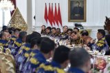 Presiden Joko Widodo (ketiga kanan) mendengarkan aspirasi dari Himpunan Pengusaha Muda Indonesia (HIPMI) di Istana Merdeka, Jakarta, Kamis (5/4/2018). Pertemuan tersebut membahas keterlibatan pengusaha muda dalam proyek pemerintah serta melaporkan hasil dari Rapimnas dan menyerahkan usulan Rancangan Undang-Undang Kewirausahaan. (ANTARA FOTO/Puspa Perwitasari) 