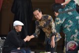 Presiden Joko Widodo (kanan) berjabat tangan dengan Putu Wijaya saat silaturahmi bersama budayawan di beranda Istana Merdeka, Jakarta, Jumat (6/4/2018). Dalam kesempatan tersebut, presiden menerima masukan dari para budayawan dan berkesempatan melukis 