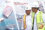 Presiden Joko Widodo (kanan) didampingi Menteri Pekerjaan Umum dan Perumahan Rakyat (PUPR) Basuki Hadimuljono (kiri) meninjau proyek pembangunan Jembatan Holtekamp di Jayapura, Papua, Kamis (12/4/2018). Jembatan Holtekamp yang berada di atas Teluk Youtefa dan menghubungkan Kota Jayapura dengan Distrik Muara Tami tersebut ditargetkan selesai pada akhir 2018. (ANTARA FOTO/Yulius Satria Wijaya) 