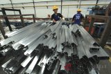 Pekerja memproduksi aluminium di PT Handal Aluminium Sukses (HAS) di Cirebon, Jawa Barat, Rabu (25/4). PT HAS yang merupakan anak usaha Hyamn Group merupakan industri manufaktur produksi aluminium extruwion yang mampu memenuhi kebutuhan domestik sebesar 600 ton. ANTARA JABAR/Dedhez Anggara/agr/18.