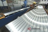 Pekerja memproduksi aluminium di PT Handal Aluminium Sukses (HAS) di Cirebon, Jawa Barat, Rabu (25/4). PT HAS yang merupakan anak usaha Hyamn Group merupakan industri manufaktur produksi aluminium extruwion yang mampu memenuhi kebutuhan domestik sebesar 600 ton. ANTARA JABAR/Dedhez Anggara/agr/18.