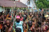     Salah satu kelompok yang bertikai di distrik Kwamki Narama membawa atribut perang ketika mengikuti prosesi perdamaian atau prosesi adat patah panah di distrik Kwamki Narama, Timika, Papua, Rabu (18/4/2018). Pemkab Mimika memberi bantuan sebanyak Rp 3 miliar dalam rangka pemulihan perdamaian antara kelompok yang bertikai di Kwamki Narama yang telah mengakibatkan 20 orang tewas. (ANTARA FOTO/Jeremias Rahadat)