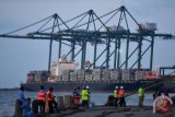 Alat berat dioperasikan untuk bongkar buat peti kemas di New Priok Container Terminal One (NPCT1), Jakarta Utara, Jumat (13/4/2018). Bank Indonesia memproyeksikan pertumbuhan ekonomi pada triwulan I-2018 sebesar 5,11 persen seiring dengan membaiknya kondisi ekonomi sejak awal tahun. (ANTARA FOTO/Sigid Kurniawan)