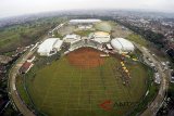 Foto udara kompleks olahraga Arcamanik, di Bandung, Jawa Barat, Jumat (6/4). Sport Jabar Arcamanik akan menjadi pusat pengendalian Asian Games 2018 bagi Cabang Olahraga yang digelar di Jawa Barat. ANTARA JABAR/Raisan Al Farisi/agr/18