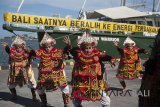 Sejumlah seniman membawakan Tari Baris untuk menyambut kedatangan kapal Greenpeace, Rainbow Warrior di Pelabuhan Benoa, Denpasar, Bali, Jumat (13/4). Kunjungan aktivis lingkungan tersebut ke Bali merupakan rangkaian tour 'Jelajah Harmoni Nusantara' untuk mengkampanyekan keseimbangan alam dengan manusia khususnya Bali yang kini menghadapi persoalan energi, sampah plastik dan pariwisata yang tidak memperhatikan lingkungan. Antaranews Bali/Nyoman Budhiana/2018.